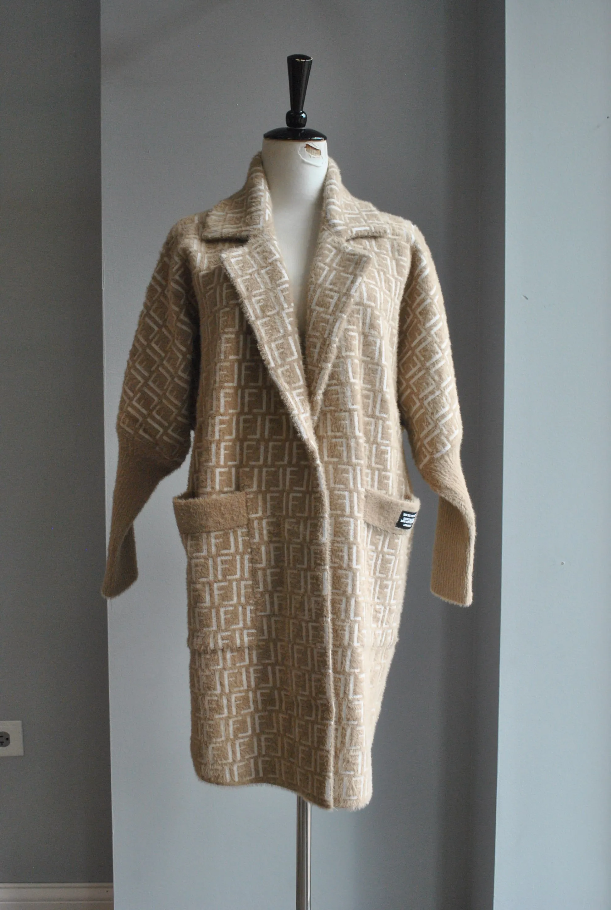BEIGE AND WHITE PRINT ALPAKA COAT