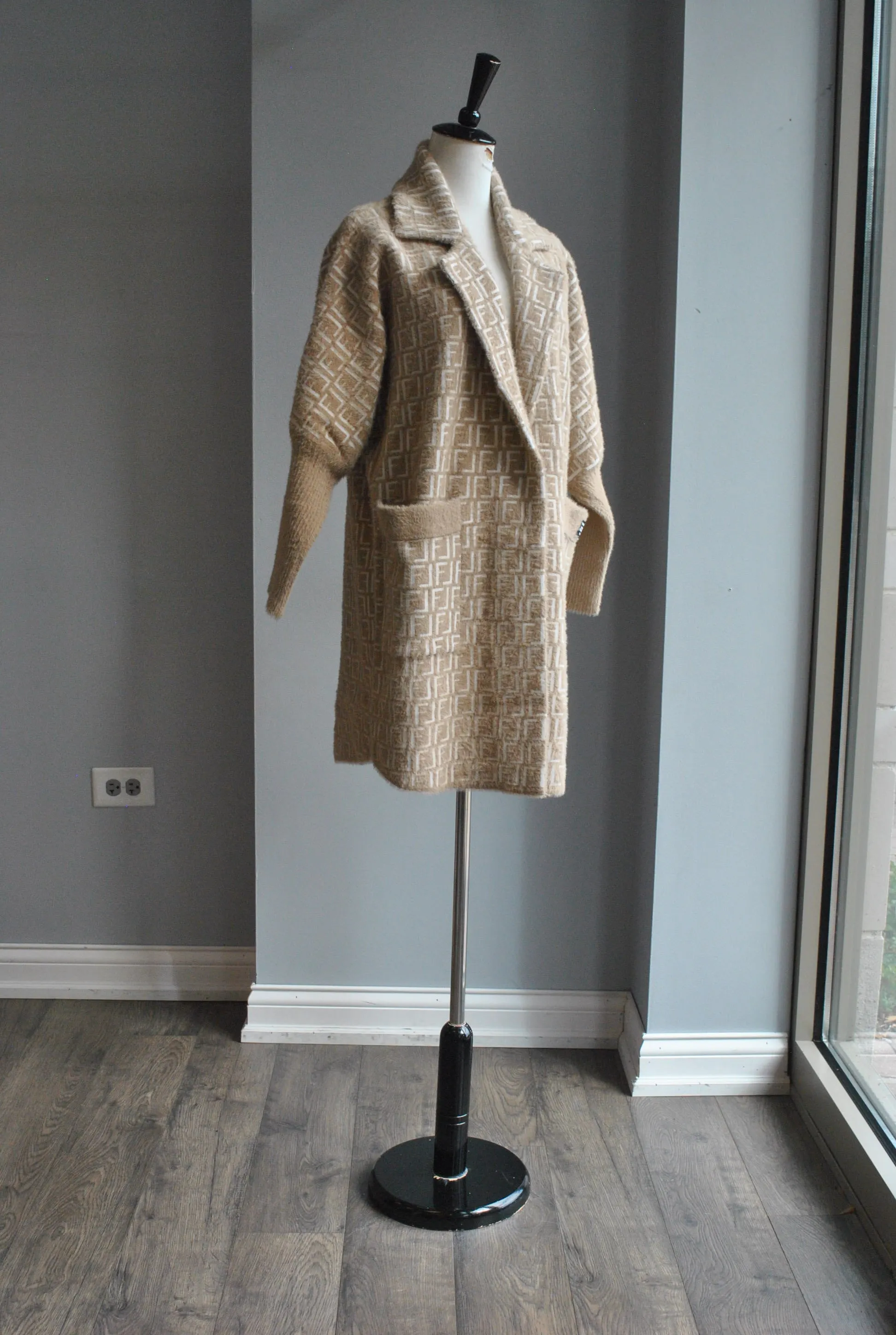 BEIGE AND WHITE PRINT ALPAKA COAT
